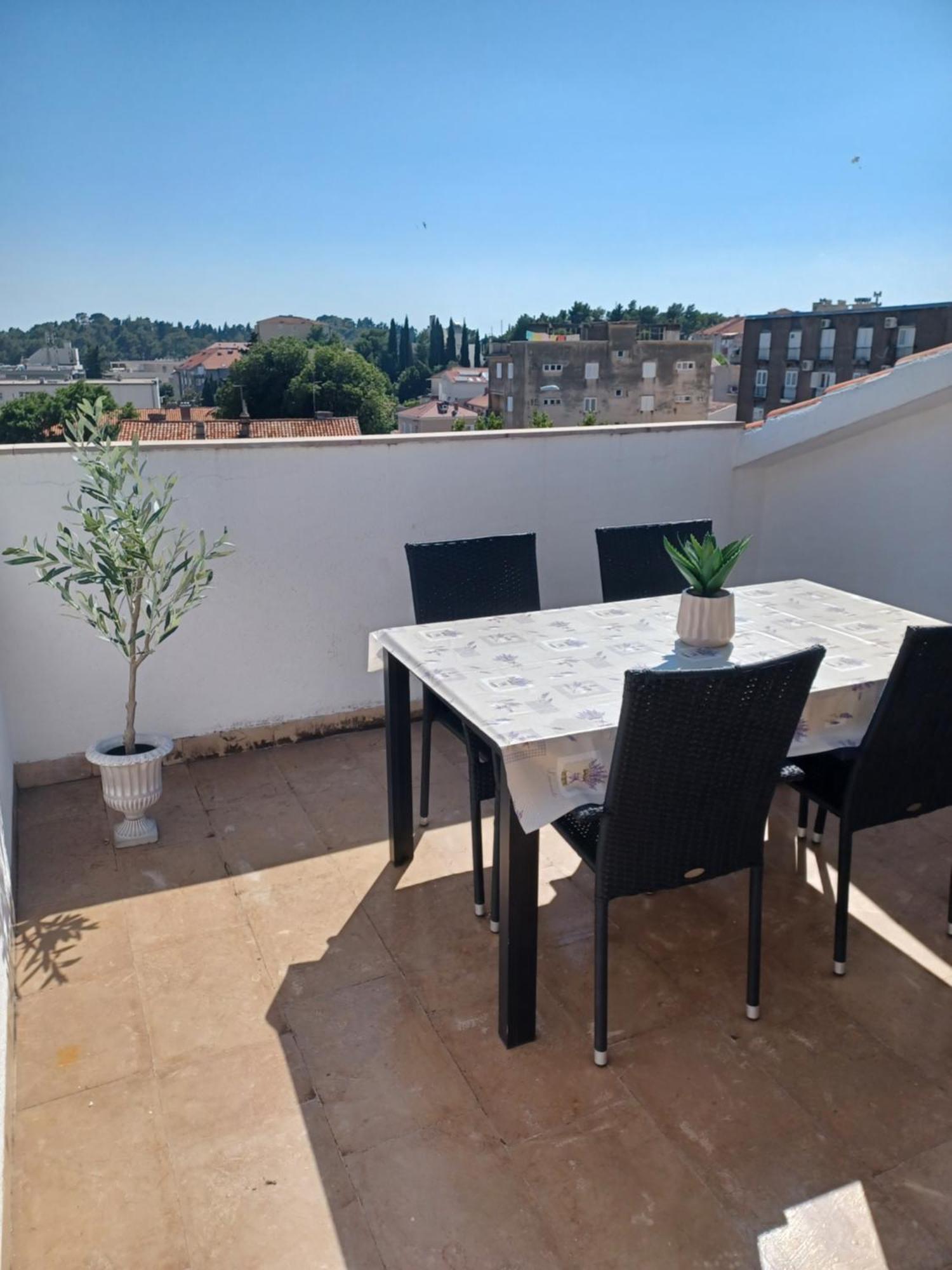 Apartments Emilija Makarska Quarto foto